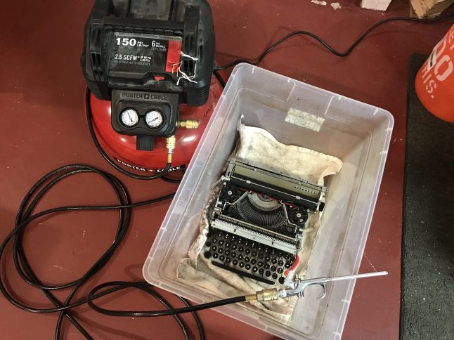 Olivetti Lettera 22 - using an air compressor to blow out dust