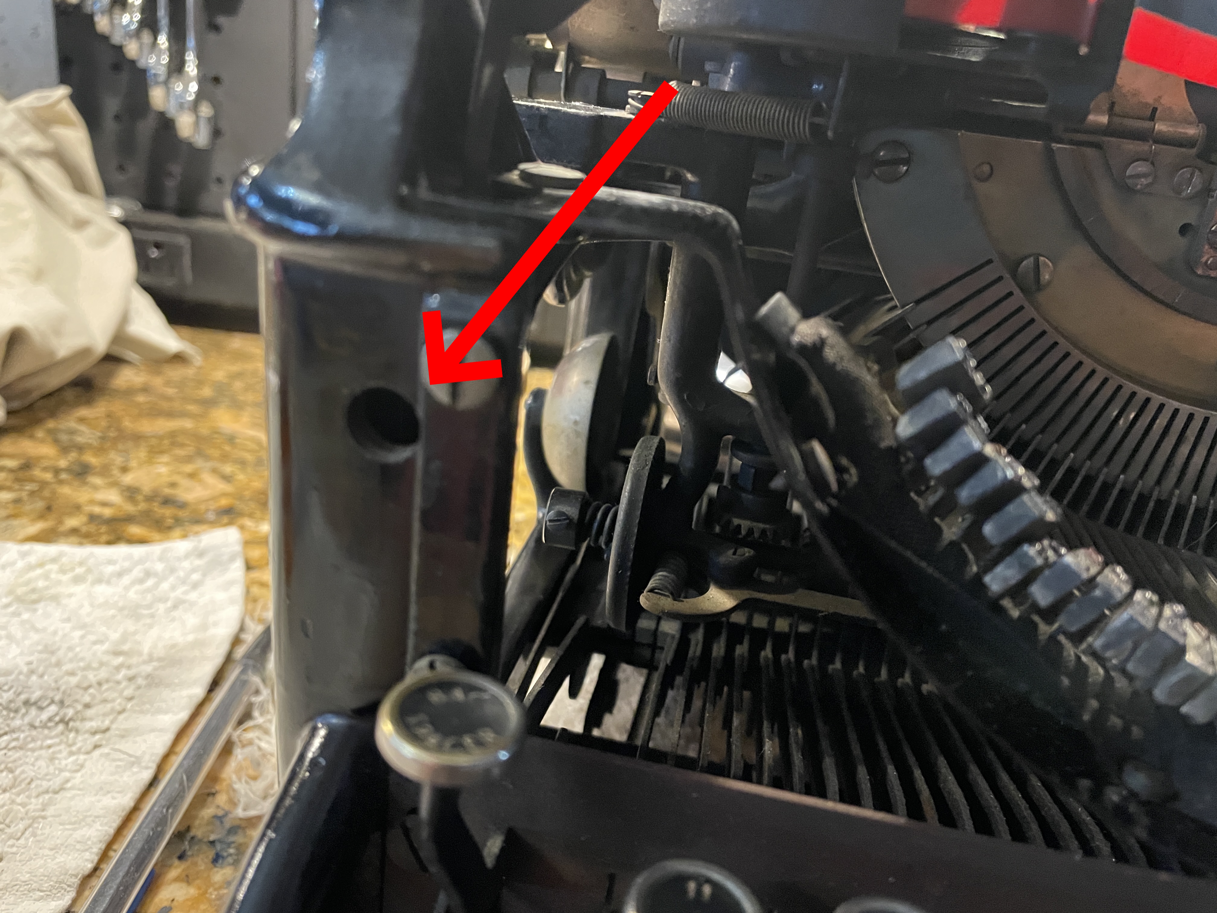 Missing margin release button on 1917 Underwood 5