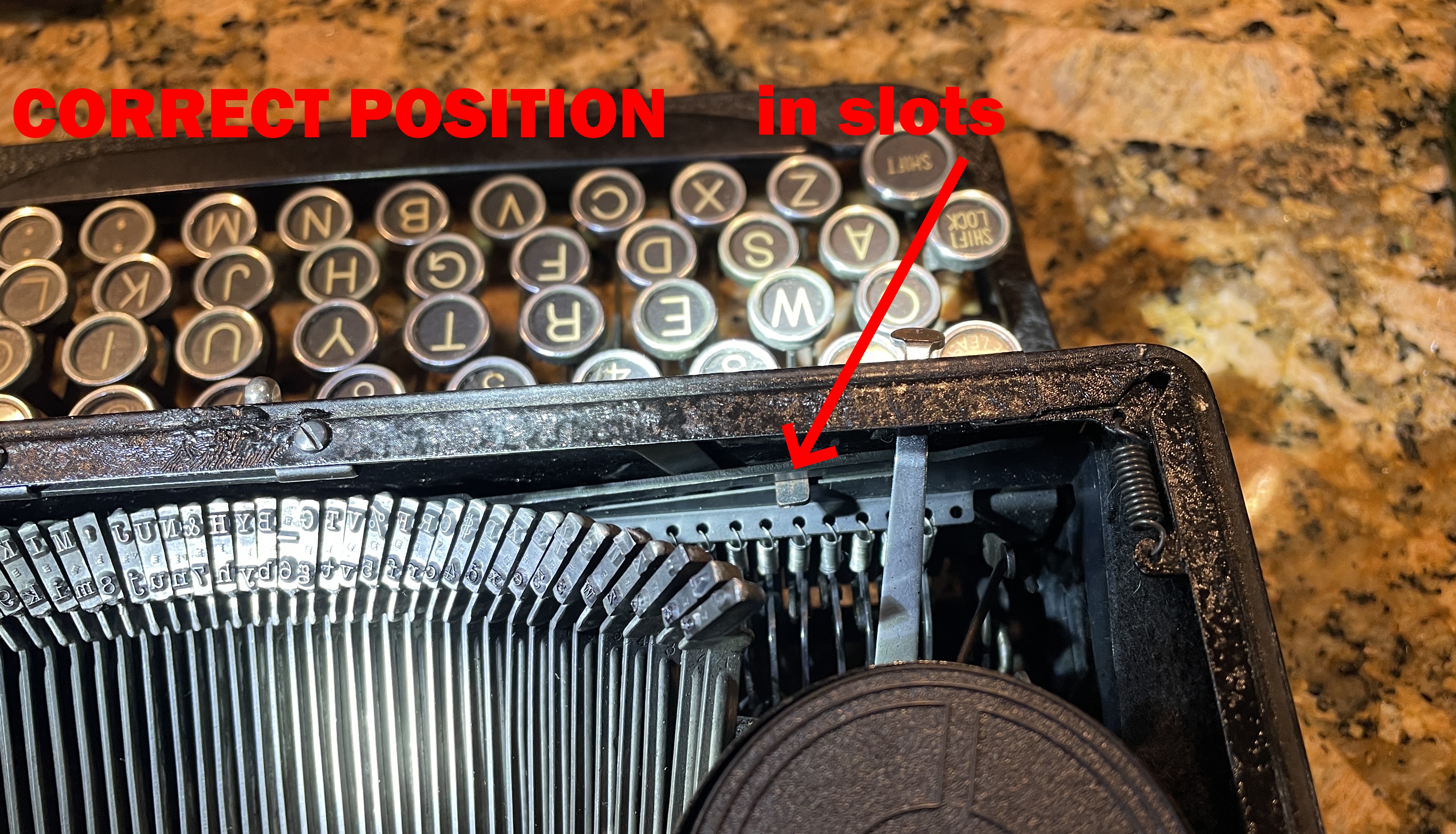 touch control of Royal de Luxe typewriter - slider in correct position in retainer slots