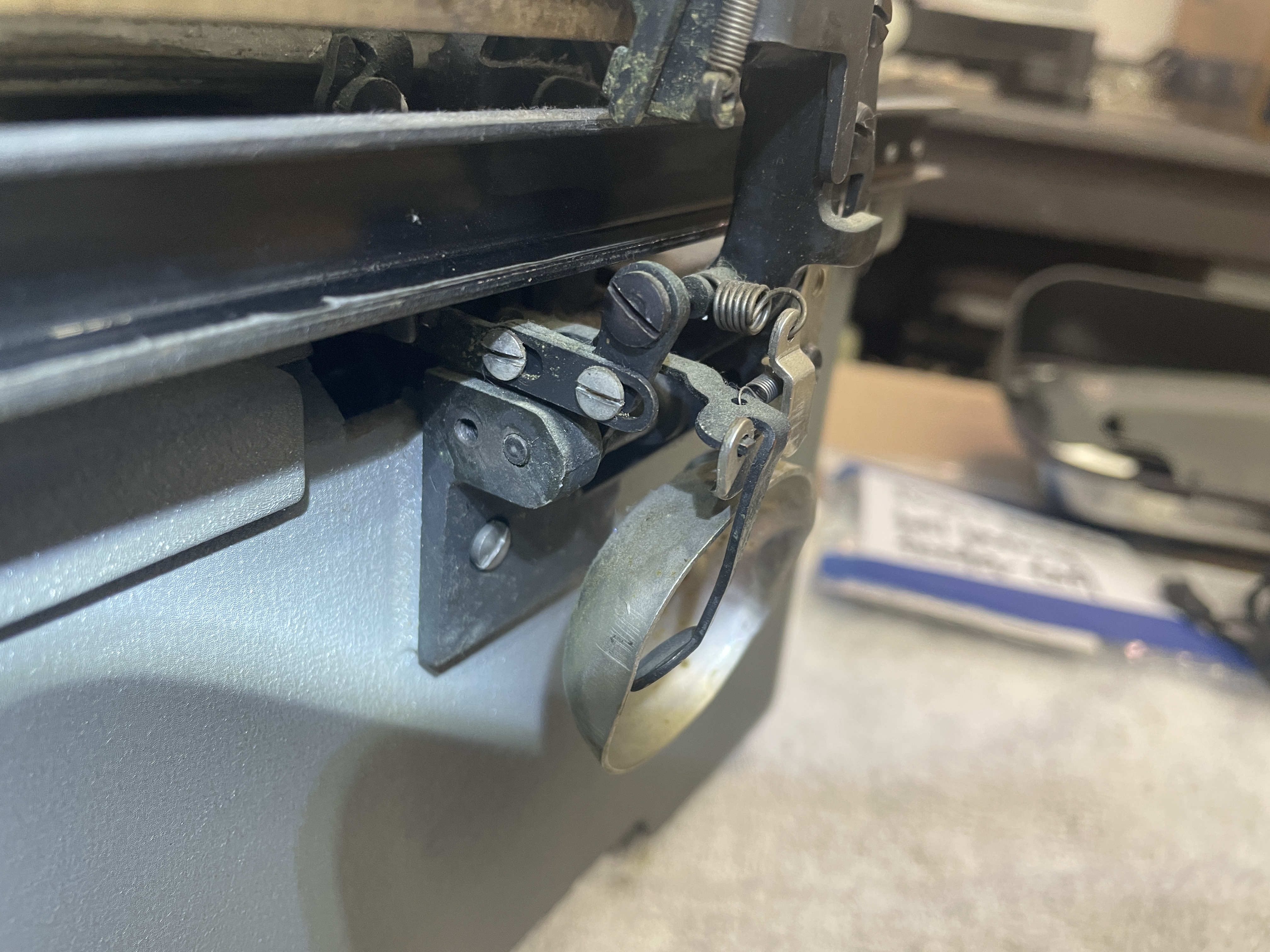 Royal KMG typewriter tabulator