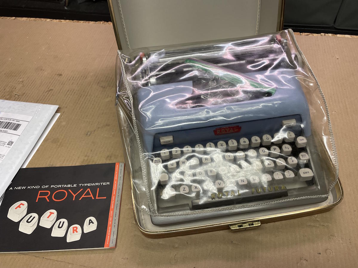 Royal Futura 800 typewriter with loose ribbon vibrator - missing spring