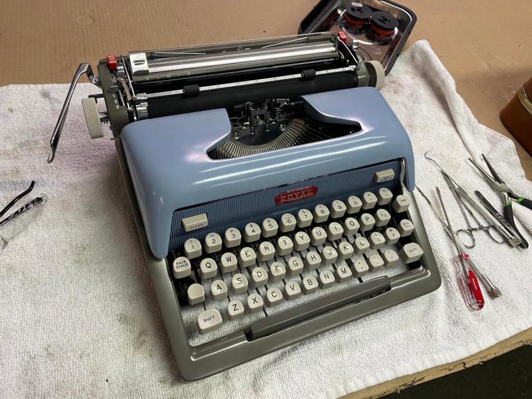 Royal Futura 800 from 1960; spring missing in ribbon vibrator