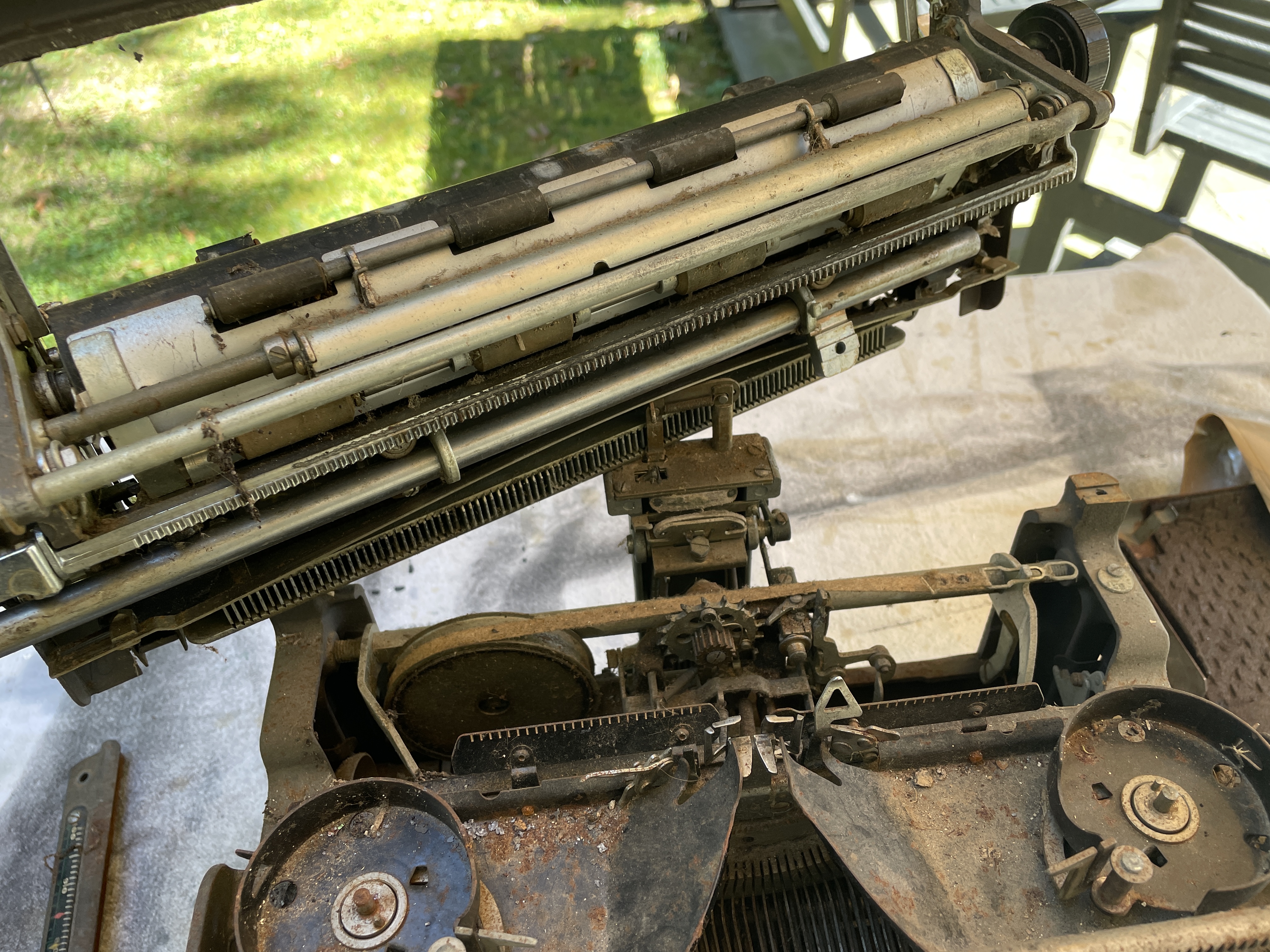 taking carriage off a 1952 Underwood Rhythm Touch