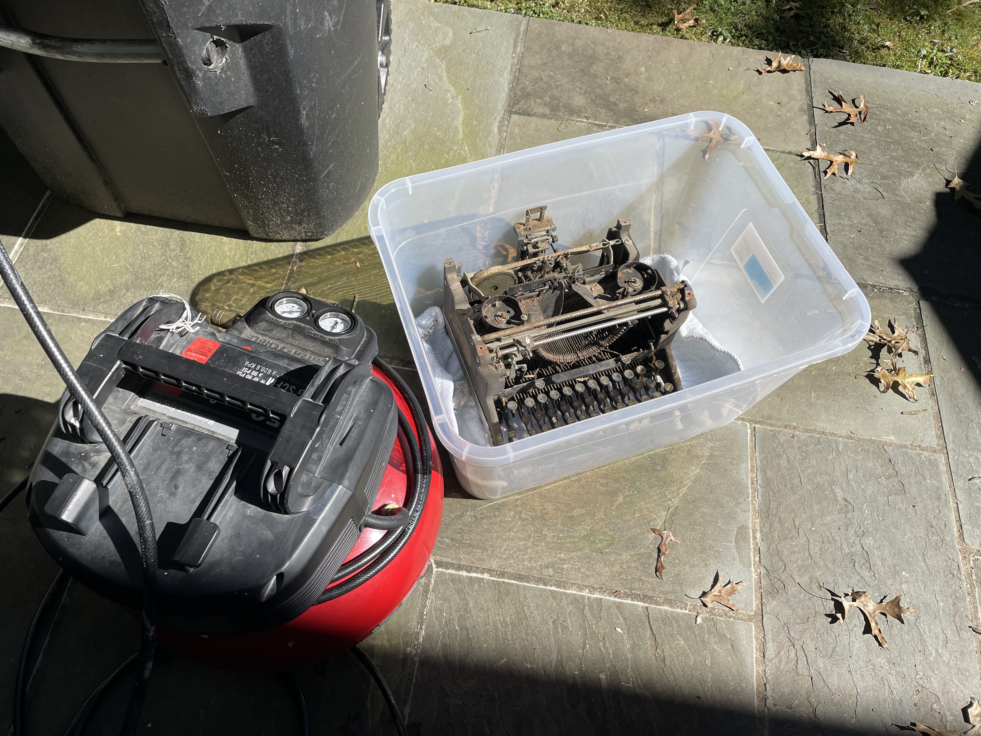 air compressor for cleaning dirty typewriter
