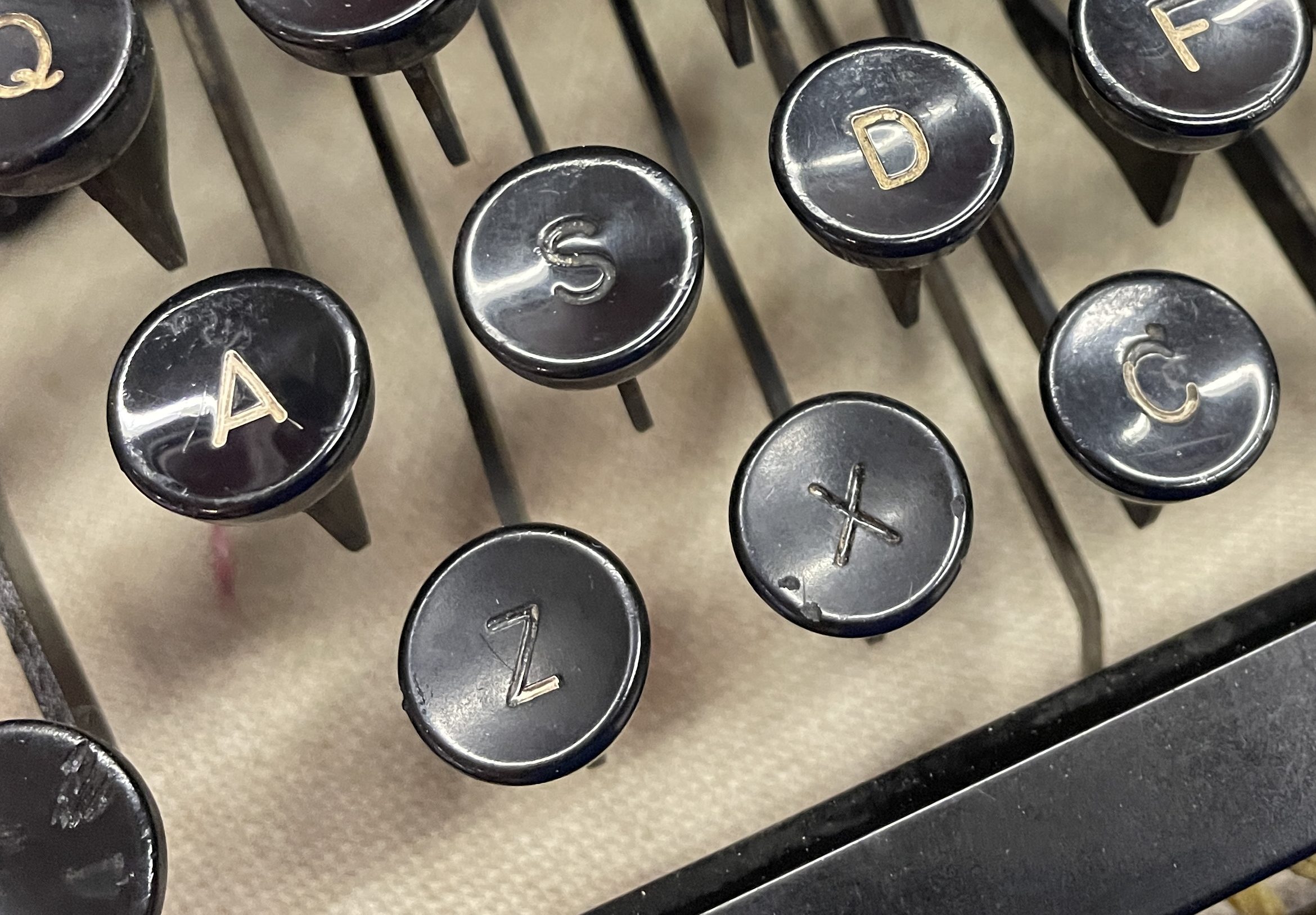 Key tops of Underwood Standard missing paint