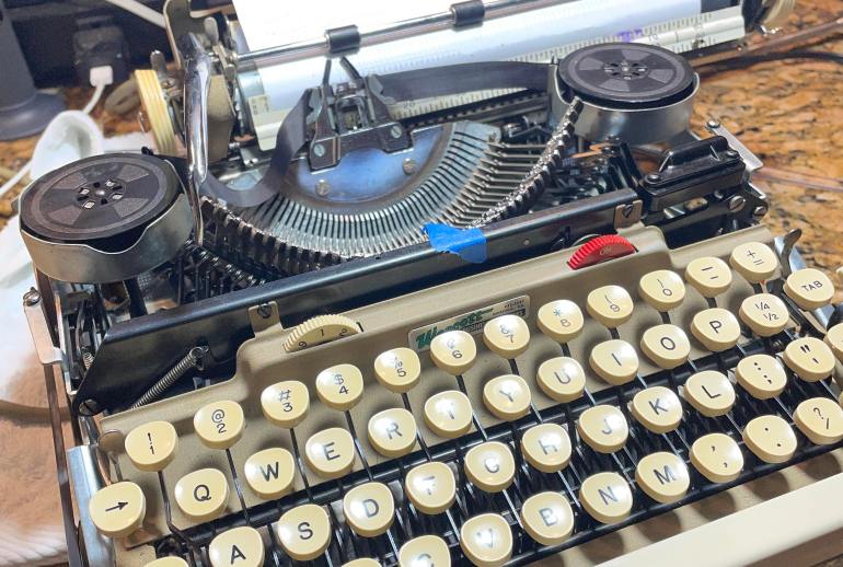 1960 Smith-Corona Electric Portable 5TE with bell and right margin and margin release problems