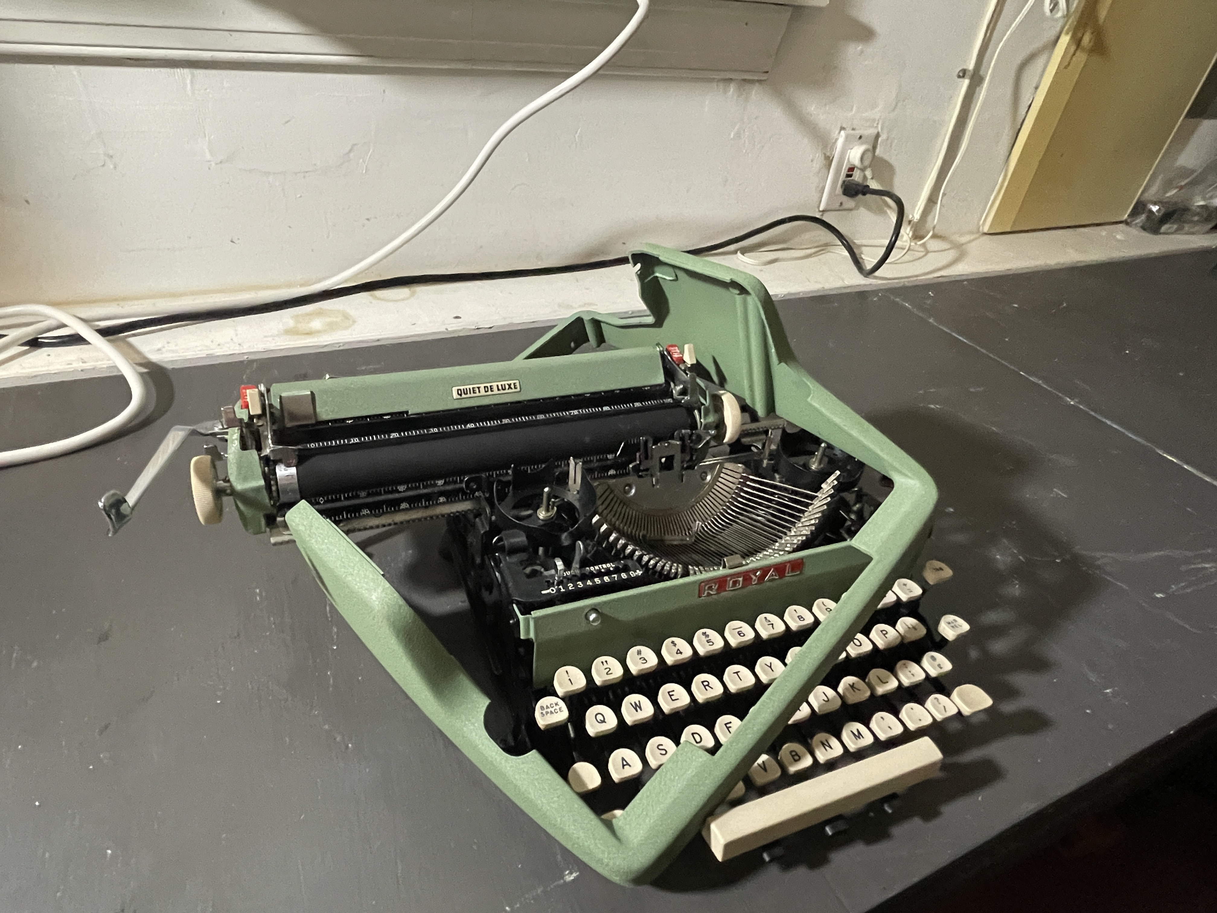 replacing cover plate / shell on 1957 Royal Quiet De Luxe