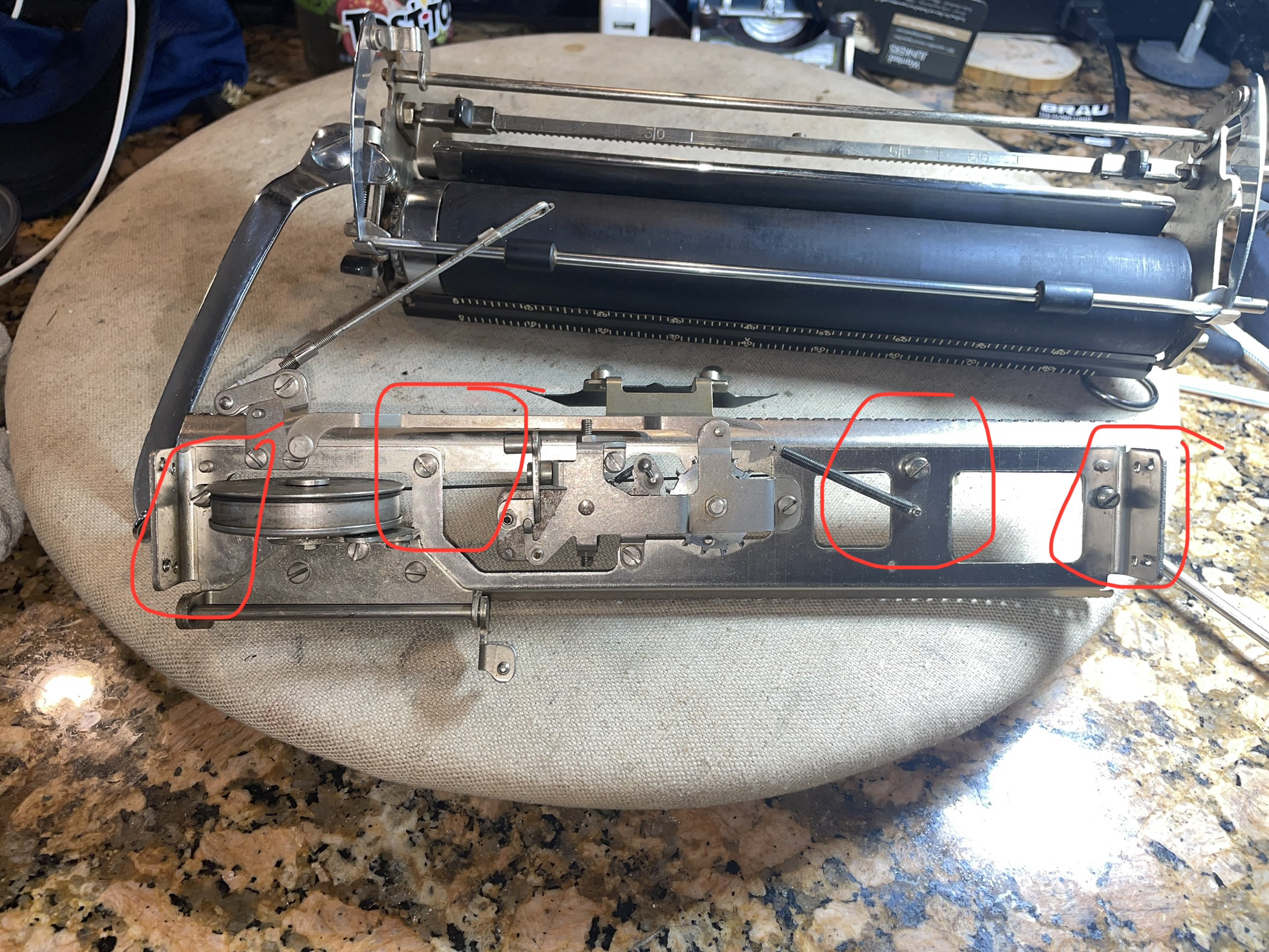 carriage bed rails of 1949 Remington All-New Portable